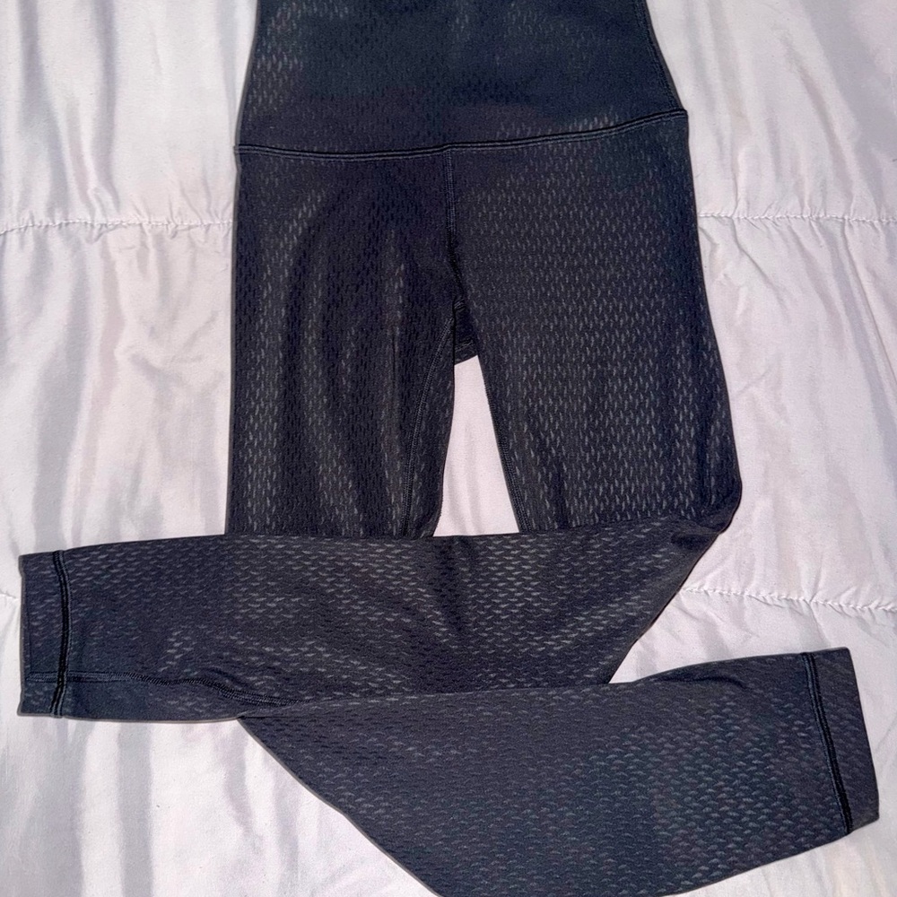 Lululemon Align II 25" Black High Rise Women’s size 2 
Diverge Emboss Leggings